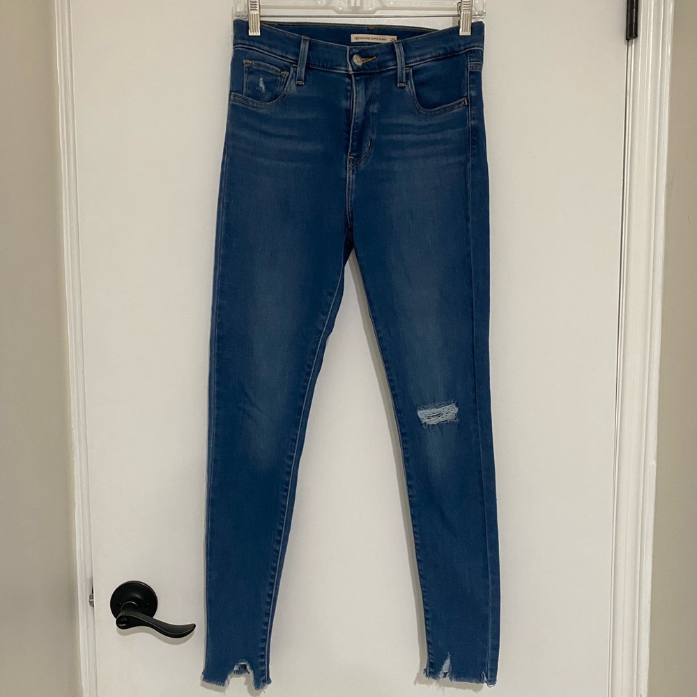 🔥🔥 High Rise Skinny Levi’s !!